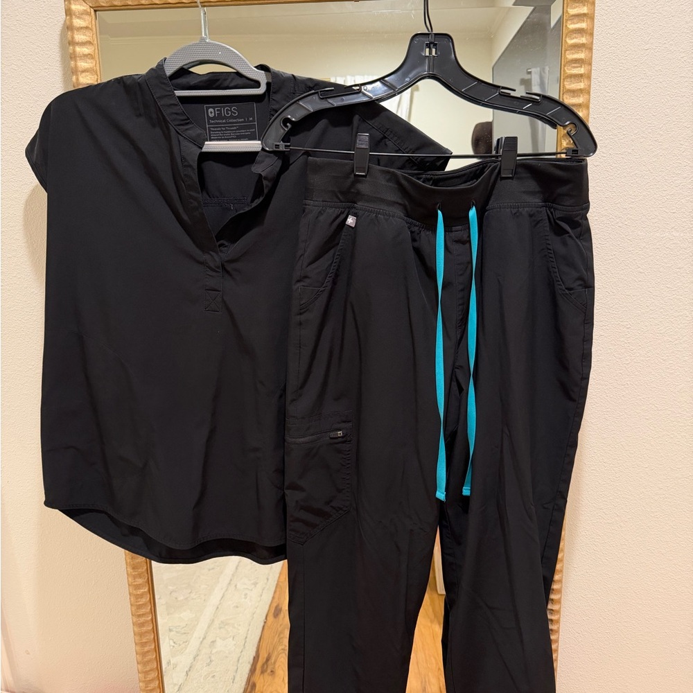 Figs Black FORMx scrub set Top M L bottom joggers
